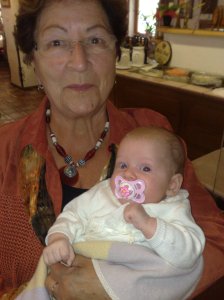 Ann-Sophie mit der glücklichen Oma